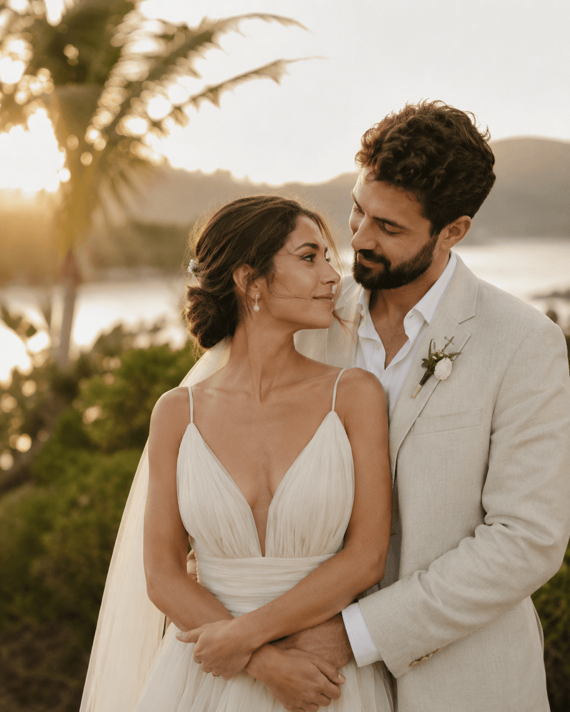 Casal de noivos ao pôr do sol